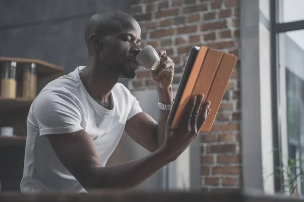 Homem afro-americano usando tablet — Fotografia de Stock