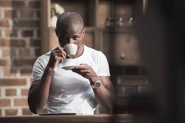 Homme afro-américain avec café — Photo