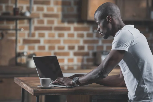 Afro-amerikai ember használ Laptop — Stock Fotó