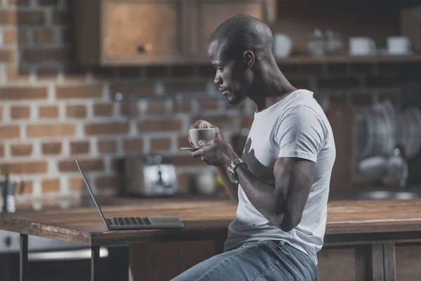 African american man with coffee — Free Stock Photo