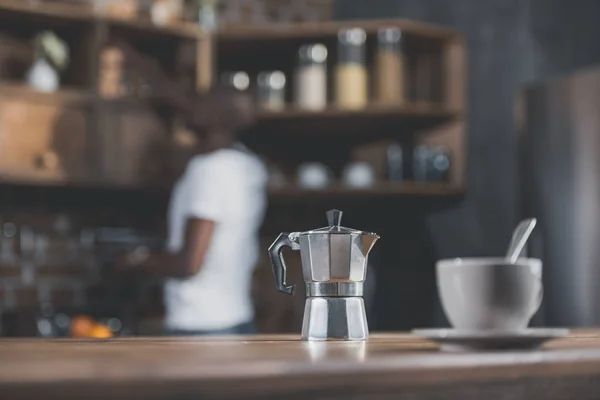 Kaffeekanne und Tasse auf dem Tisch — Stockfoto