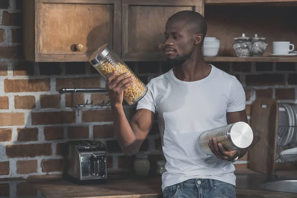 Africano americano in piedi in cucina — Foto Stock