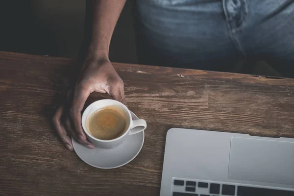 Afrika kökenli Amerikalı adam kahve ve dizüstü