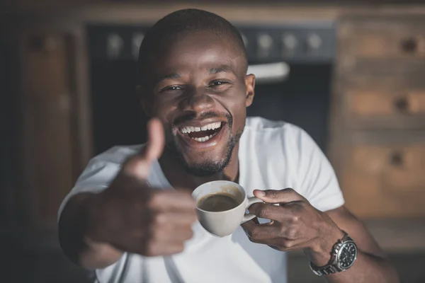 Afro-americano homem com café — Fotografia de Stock