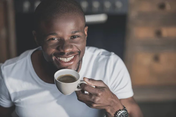 Uomo afroamericano con caffè — Foto Stock