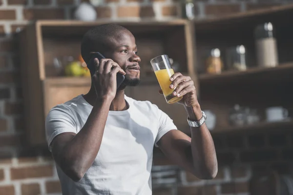 Αφρικανική αμερικανική άνθρωπος που μιλάει στο τηλέφωνο — Φωτογραφία Αρχείου