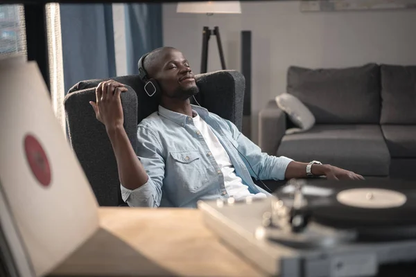 Man listening vinyl record — Stock Photo, Image