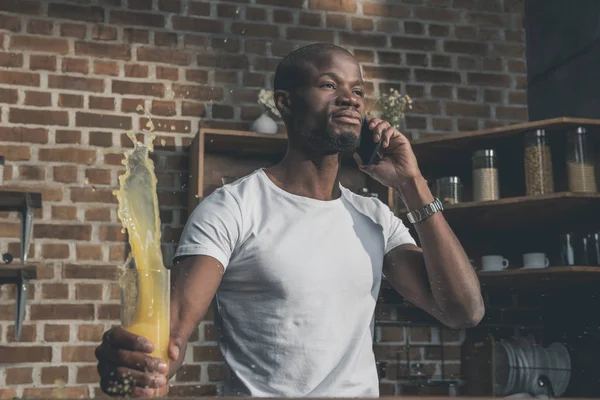 Afrika kökenli Amerikalı adam telefonda konuşurken — Stok fotoğraf