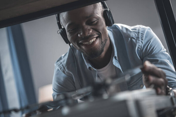 Человек играет на виниле
