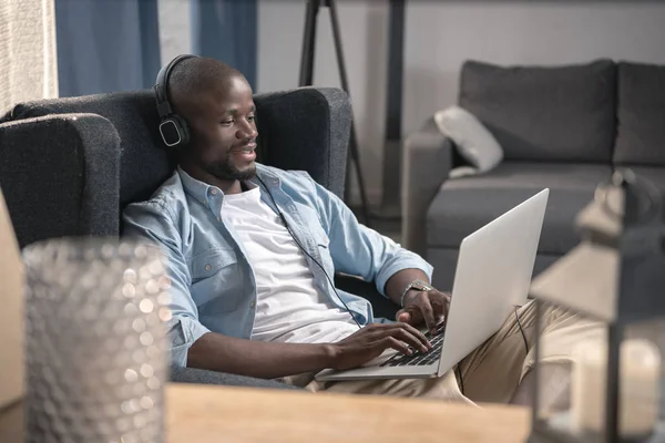 Afro-amerikai ember használ a laptop otthon — Stock Fotó