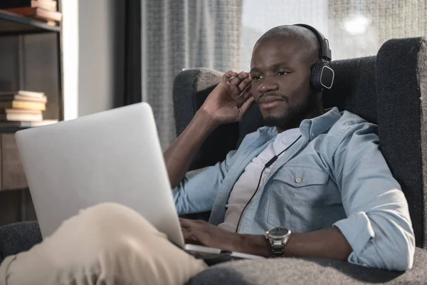 Afrika kökenli Amerikalı adam dizüstü evde kullanma