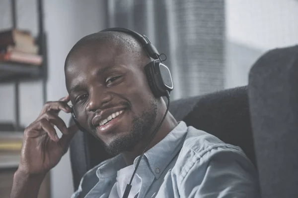 Africano americano hombre escuchar música — Foto de Stock