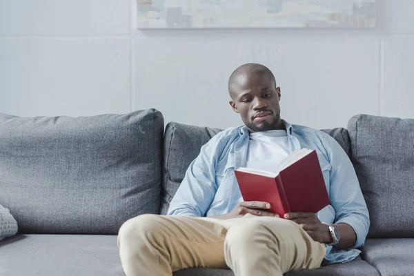 Africano homem americano leitura livro — Fotografia de Stock