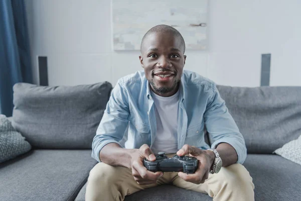 Uomo afroamericano che gioca con il joystick — Foto Stock