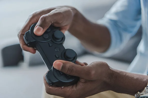 Hombre jugando con joystick — Foto de Stock