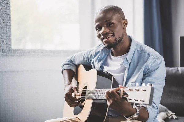 Africano americano homem com guitarra — Fotografia de Stock