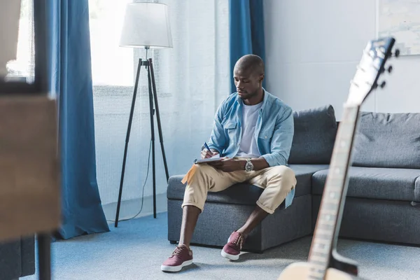 African american man with guitar — Stock Photo, Image