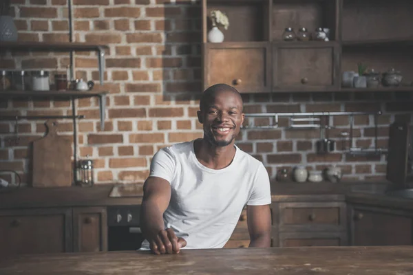 Afrika kökenli Amerikalı adam mutfakta — Stok fotoğraf
