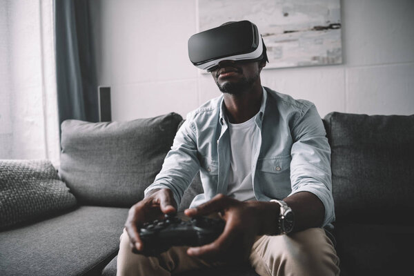 Африканский американец, использующий гарнитуру виртуальной реальности
