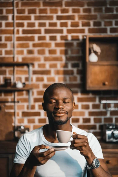 Αφρικανική αμερικανική άνθρωπος με καφέ — Φωτογραφία Αρχείου