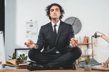 İşyerinde meditasyon işadamı