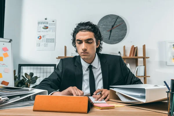 Zakenman met behulp van Tablet PC op werkplek — Stockfoto