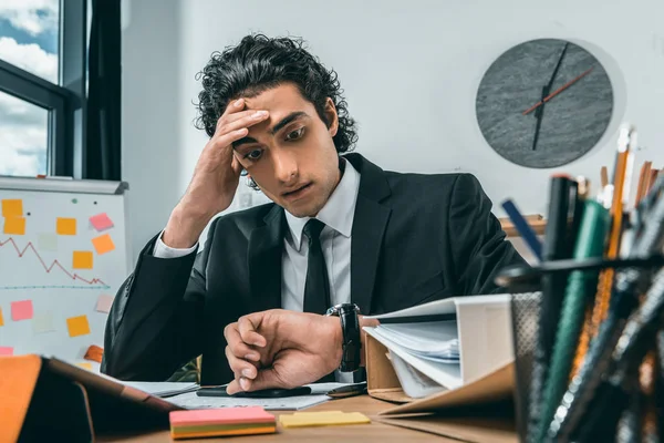 Empresario verificando el tiempo — Foto de Stock