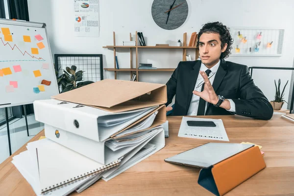 Empresario haciendo papeleo en la oficina —  Fotos de Stock