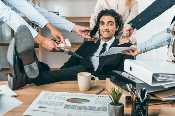 Upptagen affärsman som arbetar på kontoret — Stockfoto