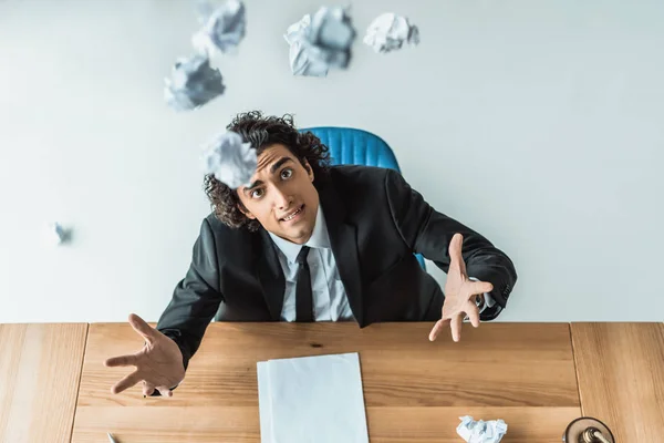 Businessman throwing crumpled papers — Stock Photo, Image