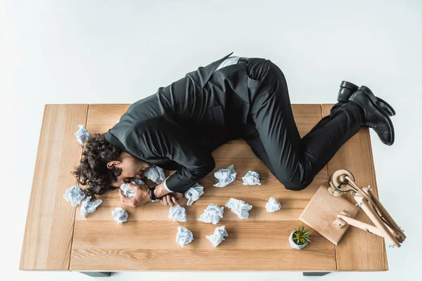 Homem de negócios deitado na mesa — Fotografia de Stock