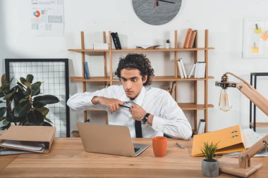 İşyerinde laptop ile oturan işadamı