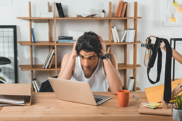 Podnikatel, sedí na pracovišti s notebookem — Stock fotografie zdarma