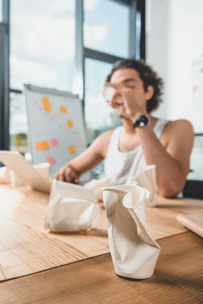 Zakenman drinken koffie tijdens het werken — Gratis stockfoto