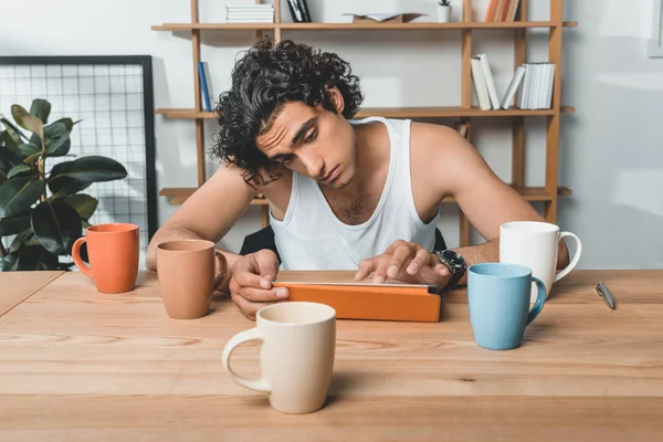 Businessman using tablet at workplace — Stock Photo, Image