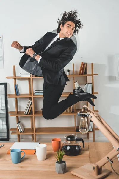 Homem de negócios pulando no escritório — Fotografia de Stock