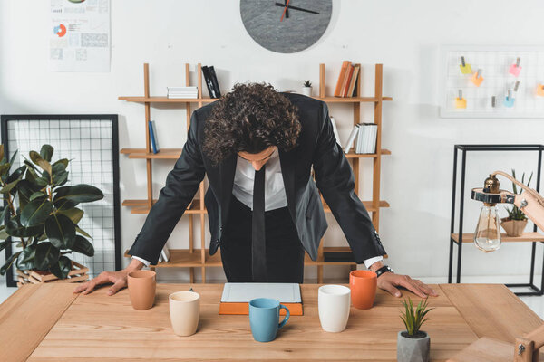 уставший бизнесмен с планшетом на рабочем месте
