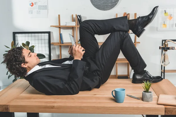 Businessman using tablet at workplace — Stock Photo, Image