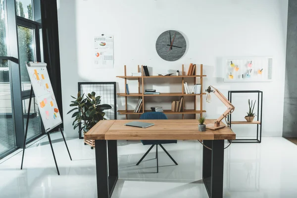 Lieu de travail vide dans le bureau — Photo