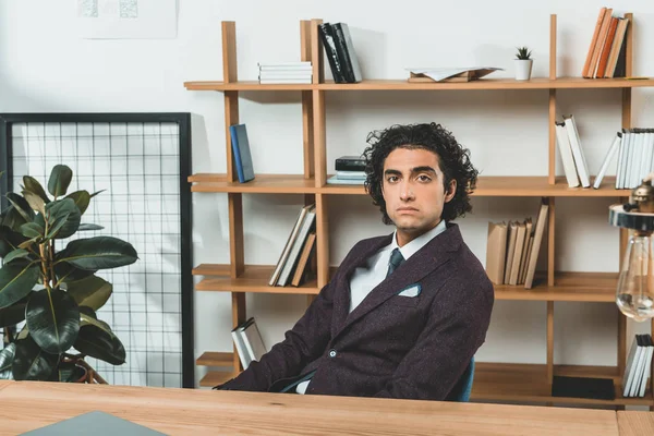 Επιχειρηματίας που κάθεται στο χώρο εργασίας — Φωτογραφία Αρχείου