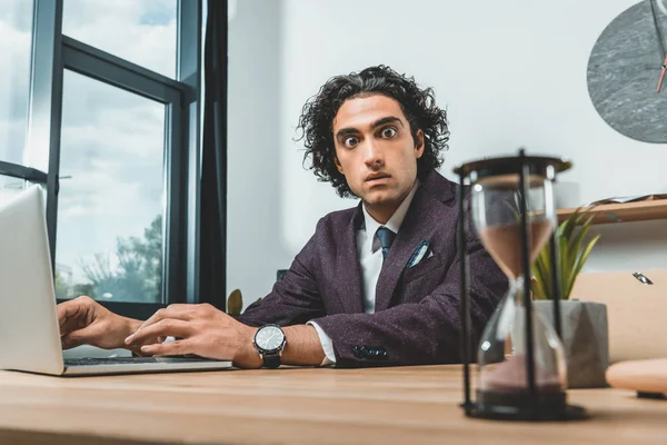 Hombre de negocios luchando para cumplir con los plazos — Foto de Stock