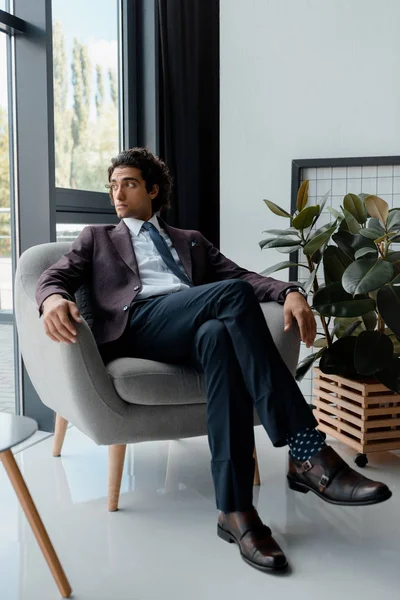 Бизнесмен отдыхает в кресле в офисе — стоковое фото