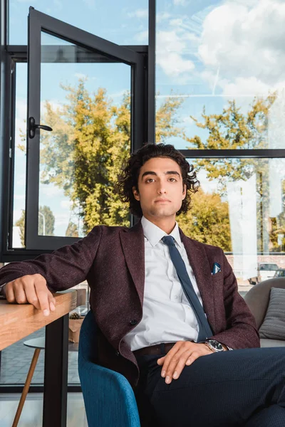 Empresário sentado à mesa no escritório — Fotografia de Stock Grátis