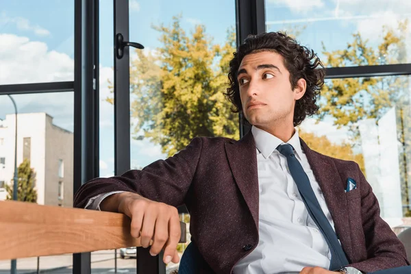 Affärsman som sitter vid bord i office — Gratis stockfoto