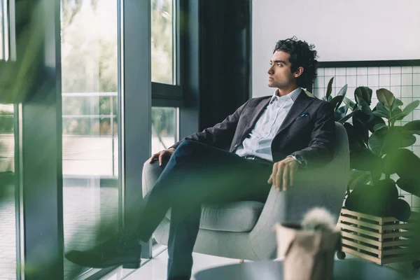 Hombre de negocios descansando en sillón en la oficina — Foto de Stock