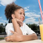 Afro dziewczyna z soku pomarańczowego