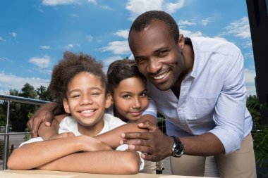 açık havada zaman geçirmekten mutlu bir aile