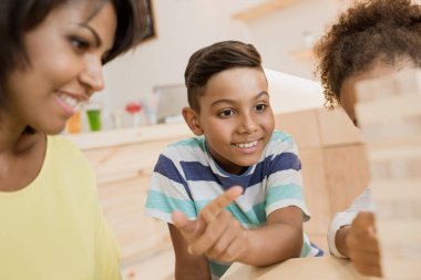 kule oyun oynarken aile