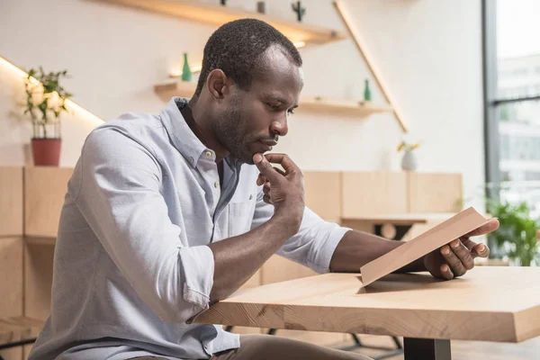 Hombre afroamericano en la cafetería — Foto de Stock