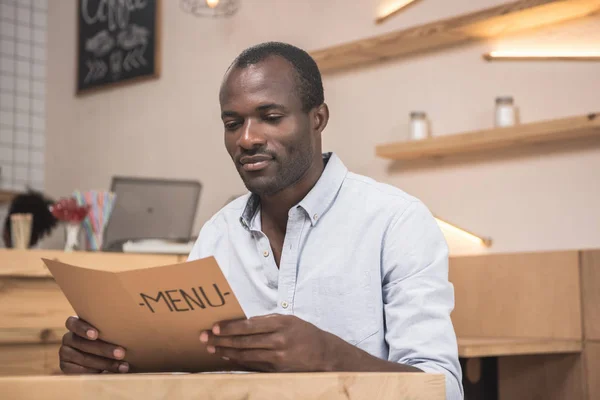 Hombre afroamericano en la cafetería —  Fotos de Stock